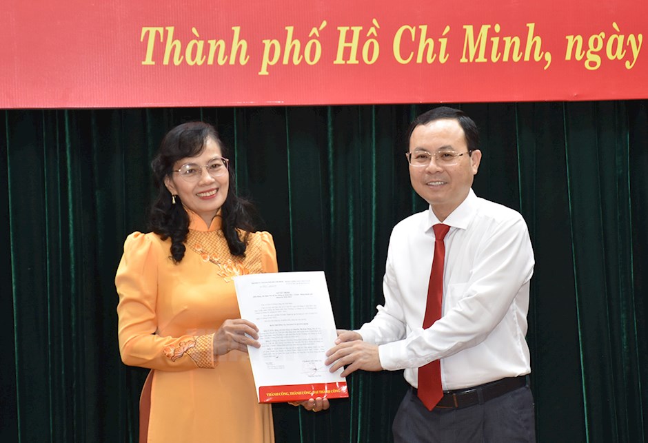 Đồng chí Nguyễn Văn Hiếu trao quyết định cho đồng chí Nguyễn Thị Kim Dung.